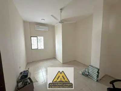 استوديو للإيجار السنوي - طابق أرضي ومطبخ منفصل في النخيل 1 بمساحة مناسبة جداً وتصميم هندسي مريح في طابق أرضي يسهل الدخول والخروج السريع