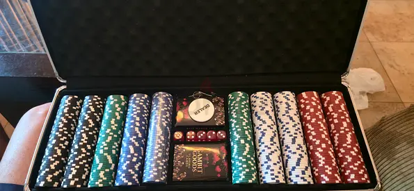Poker set 500 chips in good condition Aluminium Lockable Equipment Case - Silver, Hard Shell