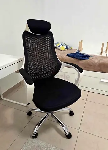 Ergonomic Black Mesh Office Chair with Headrest and Adjustable Armrests