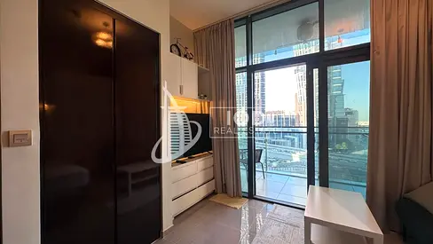Spacious Studio | Walk to Metro | Skyline & Canal View