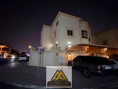 5 غرف نوم ماستر غرفة خادمة غرفة طعام مجلس وصالة مطبخان روف