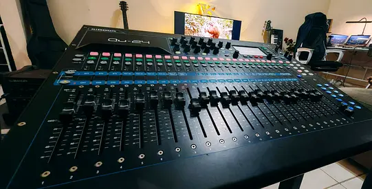 Allen  Heath QU-24 Digital Mixer + AB168 Stage Box  10m Cat6 Cable with added Flight Case