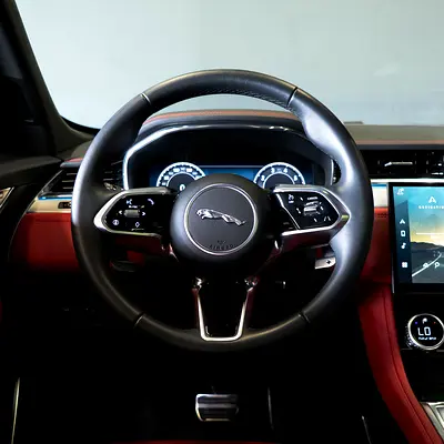 2025 Jaguar F-PACE photo 7