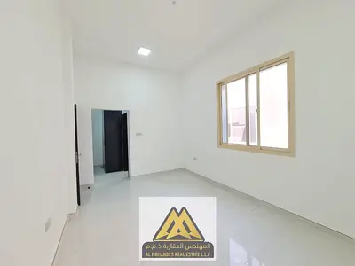 تتكون الفيلا من طابقين بالإضافة إلى روف، وتضم 4 غرف نوم، ومجلسًا واسعًا، وصالة عائلية، ومطبخًا مجهزًا، وغرفة خادمة، مع توزيع داخلي مريح يلبي احتياجات