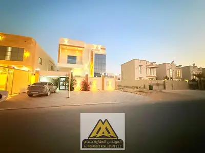 5 غرف نوم ماستر جاهزة للسكن تقع على شارع رئيسي وشارع جانبي ارتداد كبير أمام الفيلا