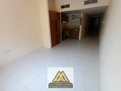استوديو للإيجار في الراشدية 3 عجمان، مساحة كبيرة، موقع حيوي قريب من الخدمات، مخرج سهل للشارقة ودبي، الإيجار 20,000 درهم.
