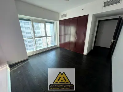 Two bedrooms and a living room with a spacious and practical design. Two bathrooms. Balcony with an open view. Free parking.