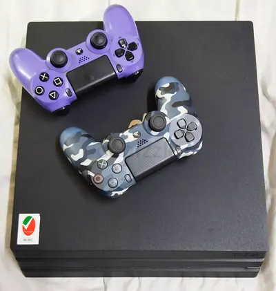 Ps4 pro 1tb 2 controller 1 game GTA for sale