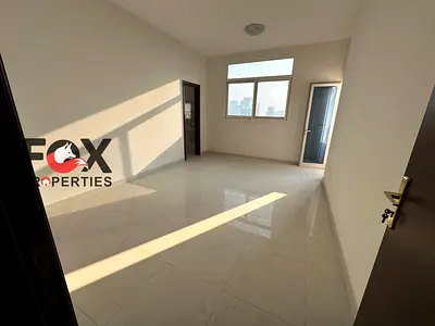 شقة فاخرة للإيجار السنوي في الرميلة بموقع مميز وخطوات من الكورنيش