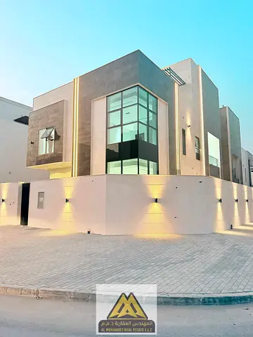 6 master bedrooms with built-in wardrobes Master majlis Two spacious living rooms (ground and first floors) Fully equipped main kitchen Preparation ki