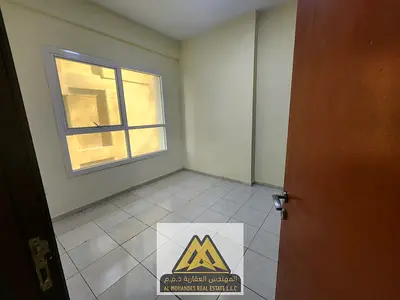 غرفة وصالة واسعة مطبخ مفتوح بتصميم عملي تكييف مركزي مساحة مناسبة ومريحة