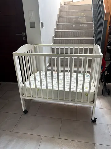 Foldable crib with mattress (+ bedsheets)
