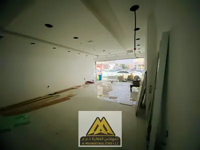 فرصة استثمارية وتجارية فائقة التميز للايجار السنوي محل تجاري بمساحة ضخمة جداً (أكبر من 50 متراً مربعاً) بموقع راق وحيوي للغاية في منطقة الروضة 3 عجمان