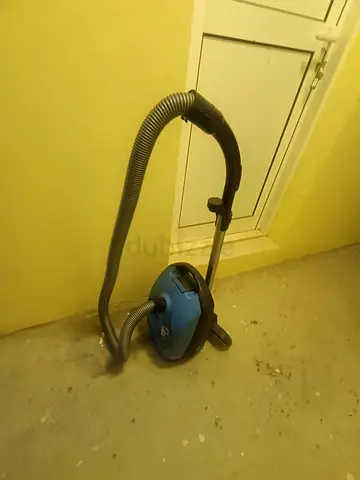 Compact canister vacuum cleaner - working condition