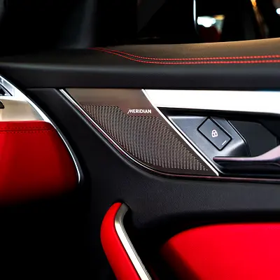 2025 Jaguar F-PACE photo 11