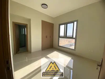 الشقة تقع في موقع حيوي قريب من جميع الخدمات والمرافق، مع سهولة الوصول إلى مخرج الشارقة ودبي.
