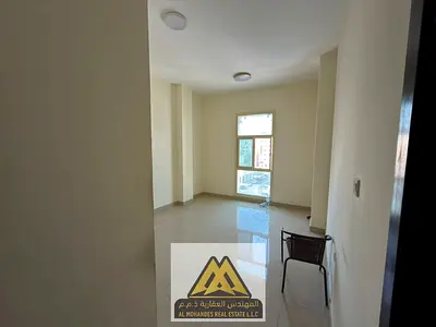 إذا كنت تبحث عن شقة تجمع بين الموقع الراقي والإطلالة البحرية والسعر المناسب، فهذه الشقة تعد من أفضل الخيارات المتاحة للإيجار السنوي. تقع بالقرب من كور