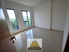 Dos dormitorios, salón con balcón, dos baños y aire acondicionado central. Cerca de todos los ser