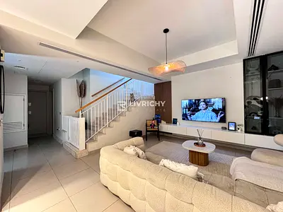 SINGLE ROW | BRIGHT N SPACIOUS | MODERN 5BR VILLA