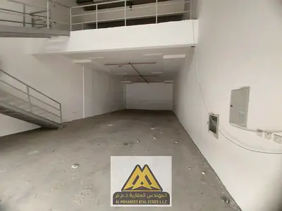 مستودع صناعي بكهرباء 3 فاز ومساحة عملية وموقع حيوي مناسب للتخزين والأنشطة التشغيلية بالجرف الصناعية 1 عجمان