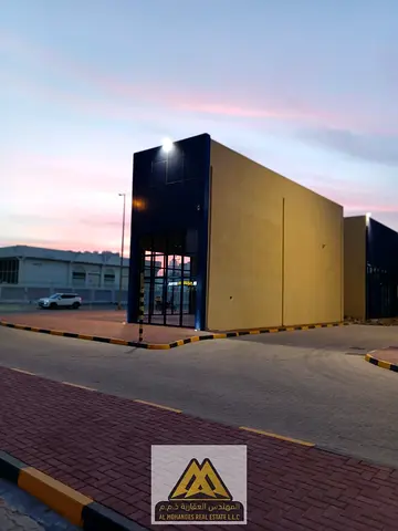 محل كورنر بمساحة كبيرة وواجهة مميزة في موقع حيوي قرب اتصالات وميناء عجمان مناسب للبرندات والأنشطة التجارية