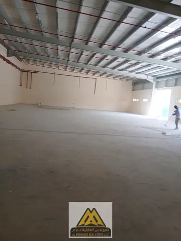 فرصة مميزة لاستئجار مستودع بموقع استراتيجي داخل الجرف الصناعية 1، خلف دايموند بيست فود، يتميز بسهولة الوصول ومناسب لمختلف الأنشطة الصناعية والتجارية