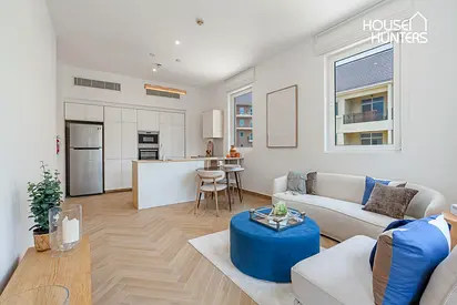 Stunning 1BR+Study | Corner Unit | Bright