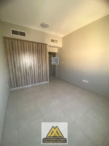 سكني راقٍ بمواصفات فاخرة ومساحات رحبة مع بلكونة وإطلالة مفتوحة وخزائن حائط في موقع حيوي قريب من كافة الخدمات بعجمان