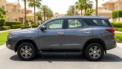 2024 Toyota FORTUNER — фото 3