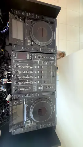 Pioneer CDJ players 2000 and DJ mixer 900 bundle - perfect condition