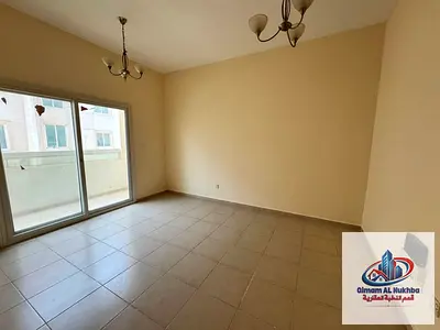 القليعه– الشارقة* شقة غرفه وصالة وبلكونه بإطلالة مفتوحة، مساحة كبيرة ومريحة، مجهزة بتكييف مركزي وغاز مركزي، داخل بناية نظيفة وفي موقع ممتاز ونظيف جدا