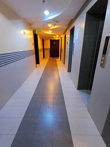 القاسميه بجوار ميجا مول مباشر غرفه وصاله بباركنج داخل البنايه تكيف مركزي + غاز مركزي