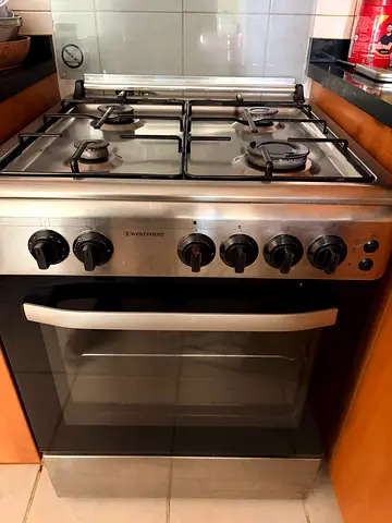 Gas cooker , burners working