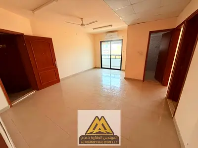 شقة عائلية مميزة في ليوارة 1 بعجمان، تضم غرفتين وصالة وحمامين وبلكونة، مع تكييف سبليت بالصالة ومركزي بالغرف وصيانة مجانية على المالك.