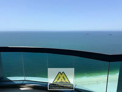 من أرقى وأفخم الشقق المتوفرة في أبراج كورنيش عجمان، شقة فاخرة بمساحات واسعة وإطلالات بحرية ومزدوجة على البحر والمدينة، داخل برج مميز صف أول من البحر.