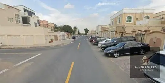 فرصة استثمارية لامتلاك أرض بموقع استراتيجي في منطقة الروضة 3، ثاني قطعة من شارع الشيخ عمار وبجانب مسجد، بمساحة 5000 قدم مربع، مناسبة للمشاريع السكنية