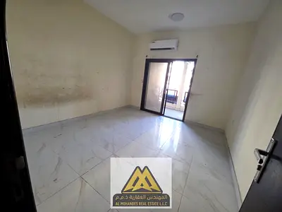 مساحة كبيرة | موقع ممتاز مقابل داي تو داي | بلكونة على الشارع الرئيسي | موقع حيوي وقريب من جميع الخدمات | فرصة إيجار سنوي مميزة