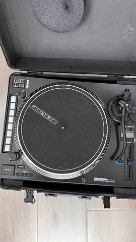 Reloop 8000 mk2 turntables with cases