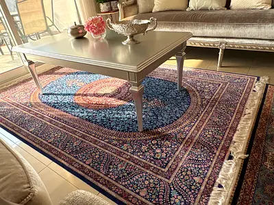 Luxury Silk Persian-Style Medallion Rug; Excellent condition
