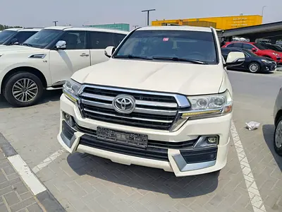 Toyota landcruiser 2014 white color look 2024