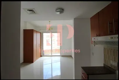 Studio with parking l vacant l 12 CHQS