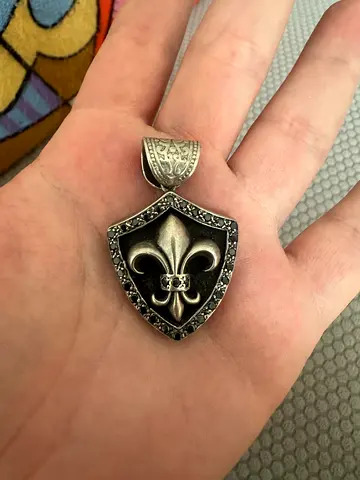 Silver pendant with black mossnaite