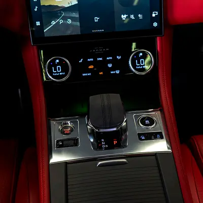 2025 Jaguar F-PACE photo 10