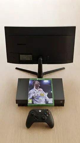 Xbox One x bundle with controller and FIFA 18 (good working condition)