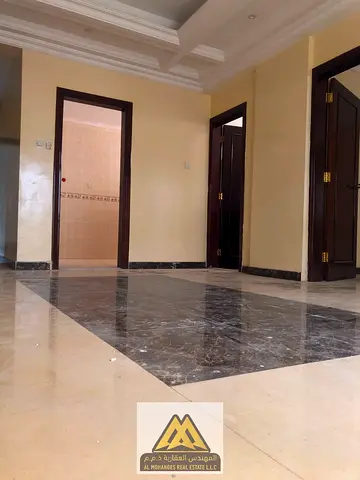شقة ثلاث غرف وصالة مع بلكونتين للإيجار السنوي في الراشدية 3 عجمان أمام هايبر كرمنا العربي