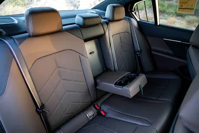 صورة مصغرة 11 لـ 2026 BMW 5-SERIES