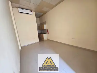 استوديو بالروضة اثنان مطبخ شبه منفصل تكييف سبليت شامل الفواتير قريب من الخدمات عشرون ألف أربع دفعات