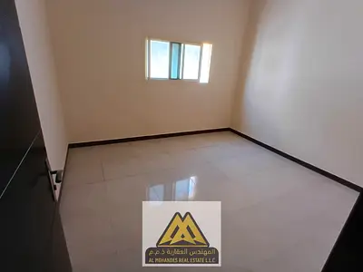 Dos dormitorios, salón, dos baños, balcón, aire acondicionado central y mantenimiento gratuito (mantenimiento incluido). Fácil acceso y cerca de todos