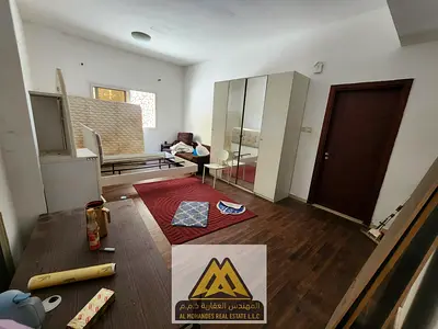 يتميز الاستوديو بمساحته الواسعة وموقعه الممتاز، مع سهولة الوصول إلى دبي والشارقة، بالإضافة إلى مطبخ شبه منفصل وتكييف مركزي، ليكون خيارًا مناسبًا للأفر