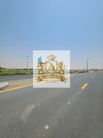 للبيع في الشارقه منطقه الطي شرق قطعه ارض تجاري سكني مساحه ٦٦٣٠ قدم موقع مميز علي شارع مليحه مباشرا